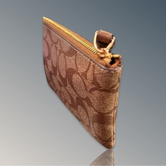 Coach 58035 Corner Zip Wristlet Signature Light Khaki
Saddle Leather NWT - Picture 6 of 7